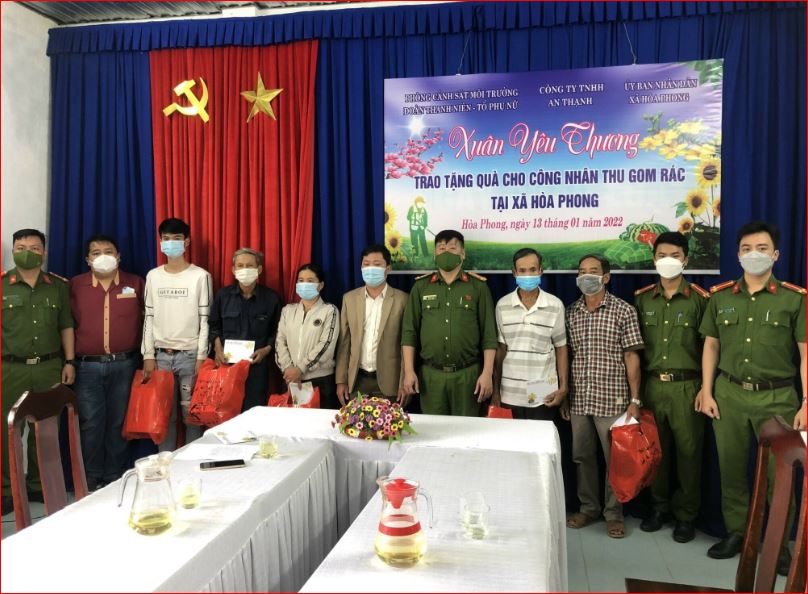 Trao quà công nhân thu gom rác xã Hòa Phong 2022 - Suất Ăn Công Nghiệp An Thạnh - Công Ty TNHH An Thạnh